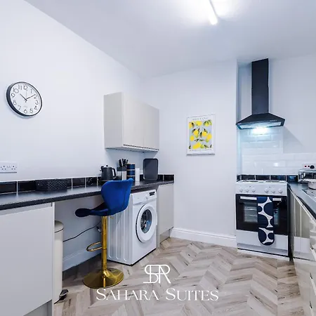 Stylish 4-bedroom Salford - Sleeps 9 - Parking - Long Term Manchester