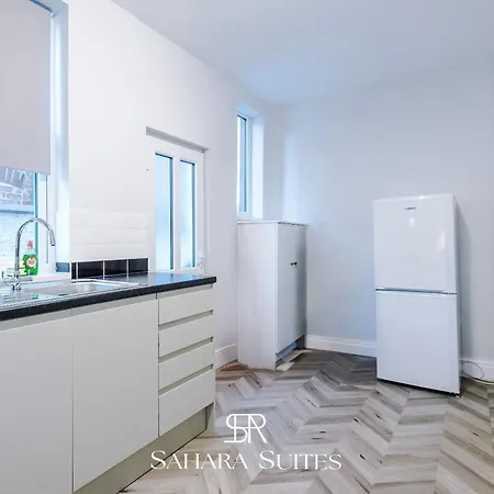 Stylish 4-bedroom Salford - Sleeps 9 - Parking - Long Term Hébergement de vacances