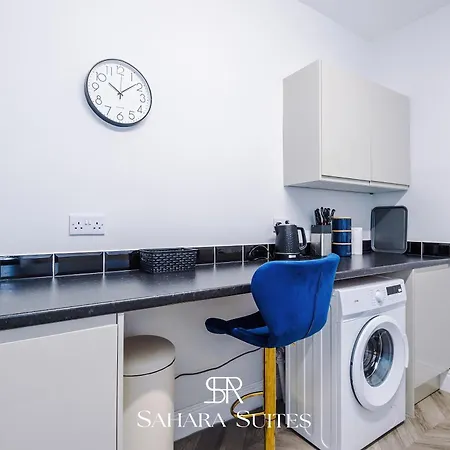 Stylish 4-bedroom Salford - Sleeps 9 - Parking - Long Term * Manchester