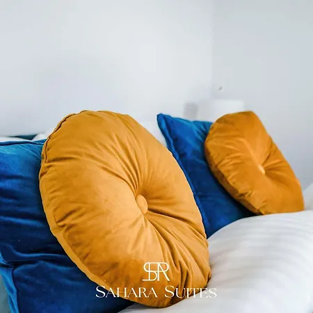 Hébergement de vacances Stylish 4-bedroom Salford - Sleeps 9 - Parking - Long Term