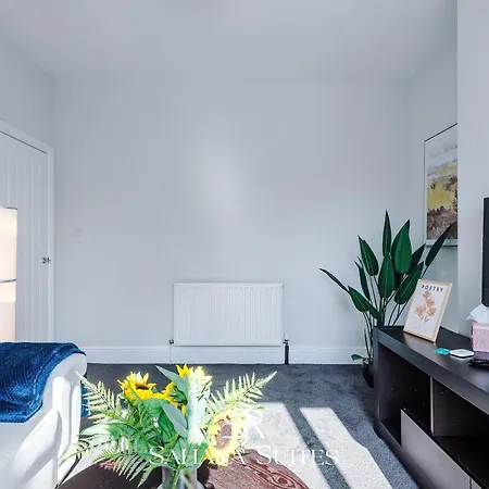 Stylish 4-bedroom Salford - Sleeps 9 - Parking - Long Term Prázdninový dům Manchester
