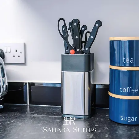 Stylish 4bedroom - Salford - Sleeps 9 - Contractors & Groups - Parking