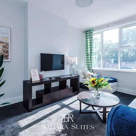 Stylish 4-bedroom Salford - Sleeps 9 - Parking - Long Term Manchester