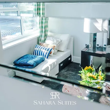 Stylish 4-bedroom Salford - Sleeps 9 - Parking - Long Term