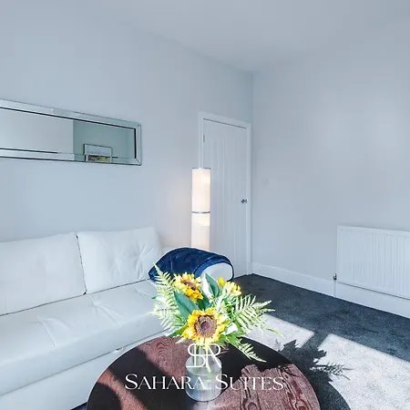 Hébergement de vacances Stylish 4-bedroom Salford - Sleeps 9 - Parking - Long Term *