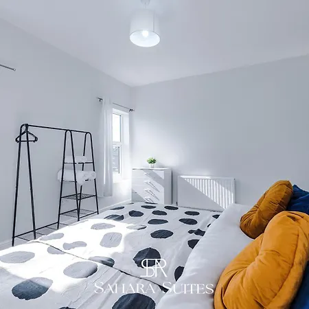 Stylish 4-bedroom Salford - Sleeps 9 - Parking - Long Term * Manchester