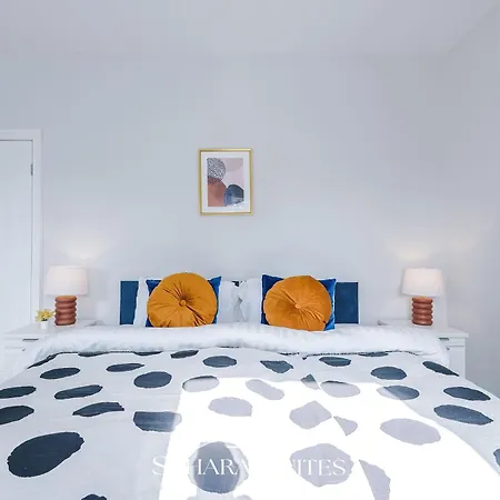 Stylish 4-bedroom Salford - Sleeps 9 - Parking - Long Term