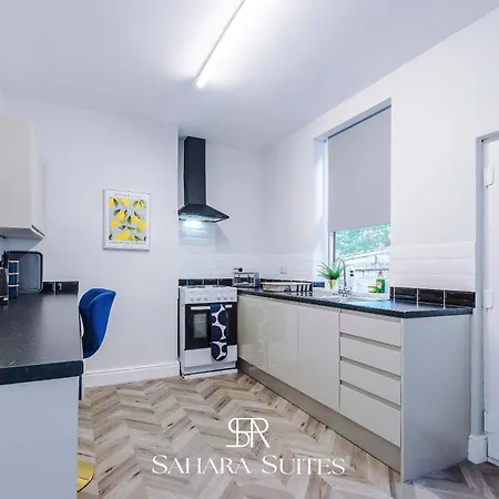 Stylish 4-bedroom Salford - Sleeps 9 - Parking - Long Term Hébergement de vacances