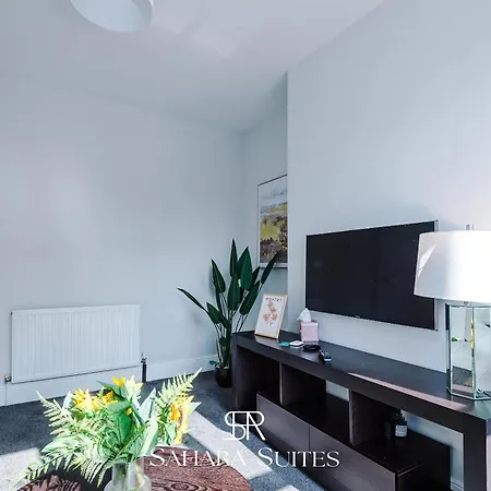 Holiday home Stylish 4bedroom - Salford - Sleeps 9 - Contractors & Groups - Parking *