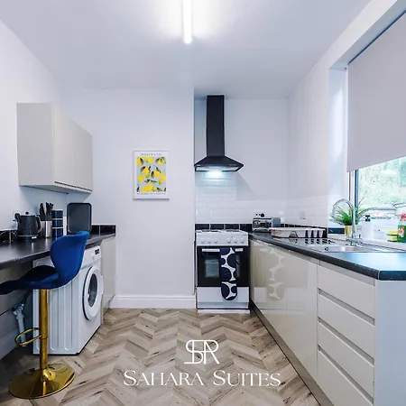 Stylish 4-bedroom Salford - Sleeps 9 - Parking - Long Term *
