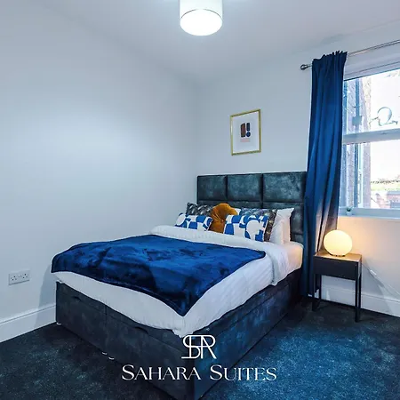 Stylish 4-bedroom Salford - Sleeps 9 - Parking - Long Term * Manchester