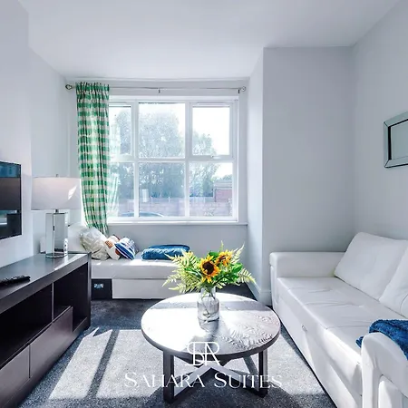 Hébergement de vacances Stylish 4-bedroom Salford - Sleeps 9 - Parking - Long Term *