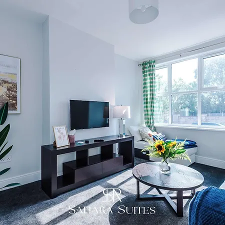 Stylish 4-bedroom Salford - Sleeps 9 - Parking - Long Term * Manchester