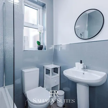 Stylish 4-bedroom Salford - Sleeps 9 - Parking - Long Term Prázdninový dům Manchester