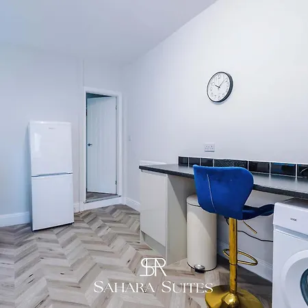 Stylish 4-bedroom Salford - Sleeps 9 - Parking - Long Term Hébergement de vacances Manchester