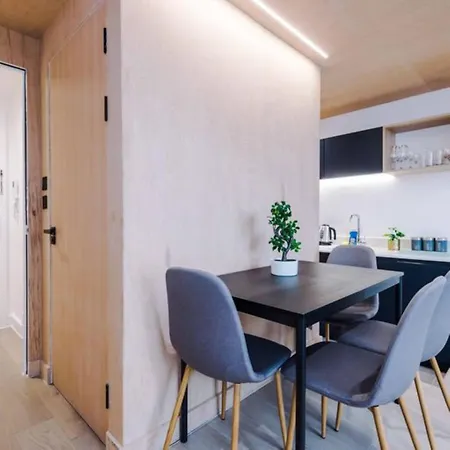 Modern Spacious Sleeps 5 Free High-speed Wi-fi Διαμέρισμα *