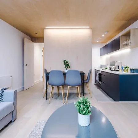 Modern Spacious Sleeps 5 Free High-speed Wi-fi