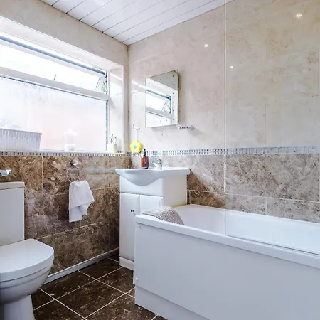 Spacious 3bed In Stretford, Sleeps 6, Parking * Mánchester