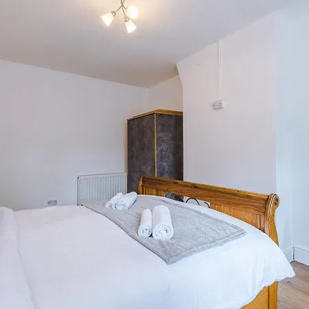 Spacious Stretford 3-bed, Driveway Parking, Pool Table, Sleeps 6 Vakantiehuis *