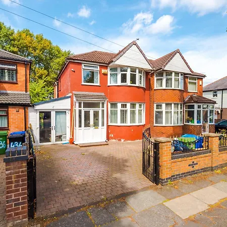 Дом отдыха Spacious Stretford 3-Bed, Driveway Parking, Pool Table, Sleeps 6 Манчестер