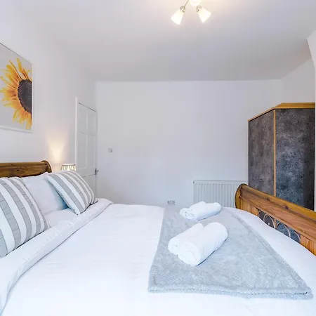 Spacious Stretford 3-bed, Driveway Parking, Pool Table, Sleeps 6 *