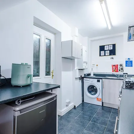 Spacious Stretford 3-bed, Driveway Parking, Pool Table, Sleeps 6 * Manchester