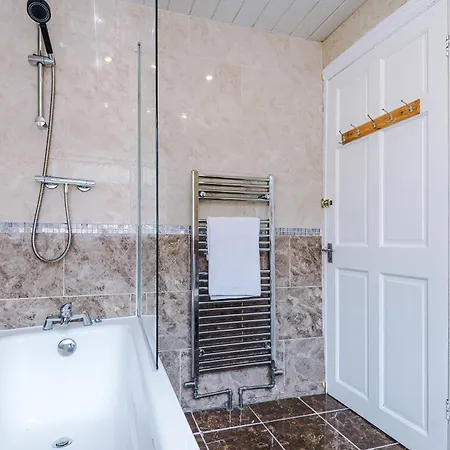 Ferienhaus Spacious Stretford 3-bed, Driveway Parking, Pool Table, Sleeps 6 *