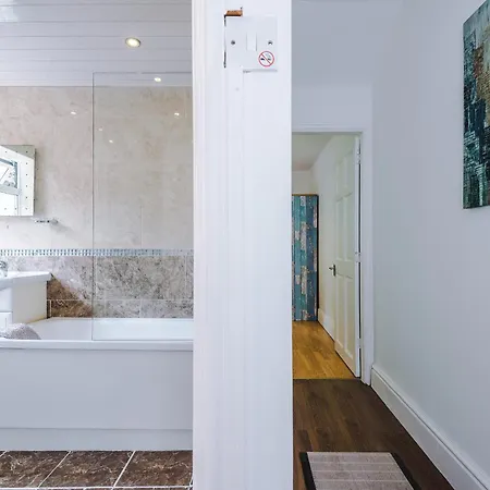 Spacious Stretford 3-bed, Driveway Parking, Pool Table, Sleeps 6 *