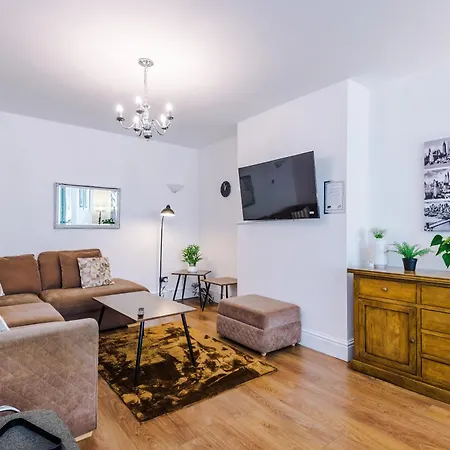 Сasa de vacaciones Spacious 3bed In Stretford, Sleeps 6, Parking