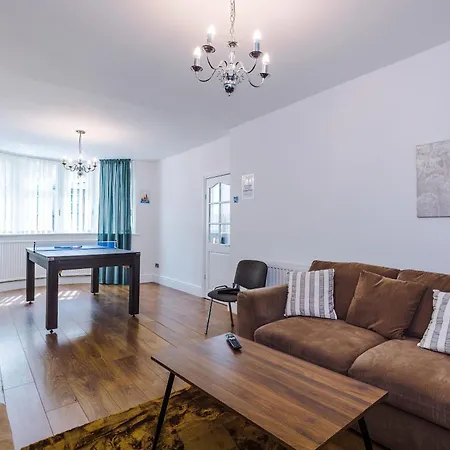 Ferienhaus Spacious Stretford 3-bed, Driveway Parking, Pool Table, Sleeps 6 Manchester