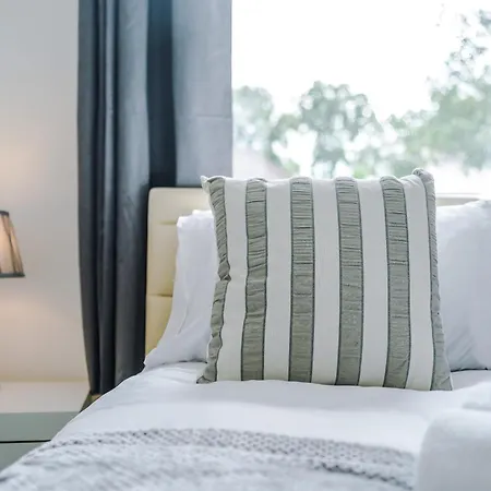 Spacious 3bed In Stretford, Sleeps 6, Parking Manchester