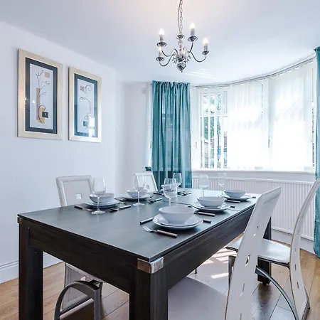 Spacious 3bed In Stretford, Sleeps 6, Parking Manchester