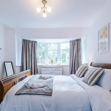 Ferienhaus Spacious Stretford 3-bed, Driveway Parking, Pool Table, Sleeps 6 *