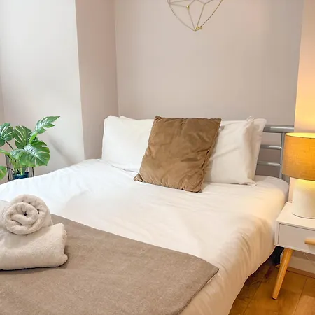 Spacious 2br 2ba Centre Sleeps 5