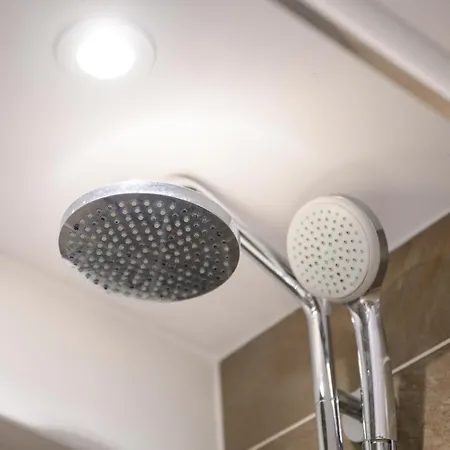 Wilmslow Comfort Stay Ideal For Short & Long Stays Manchester