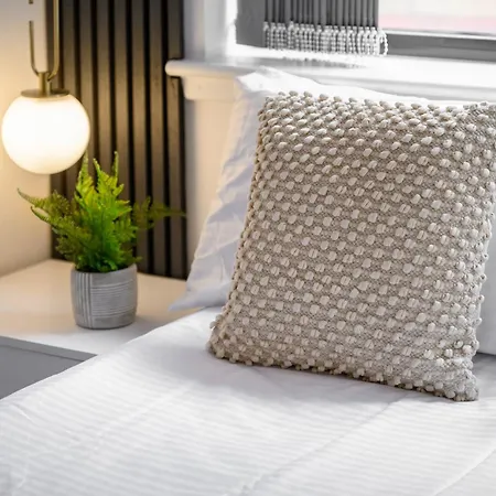 Stylish Wilmslow Retreat, Perfect For Business & Long Apartment *