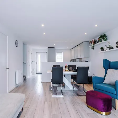 Spacious In Mcr - Free Parking, Ps5 & Superfast Wifi *