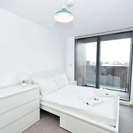 Modern 1 Bed With Views In