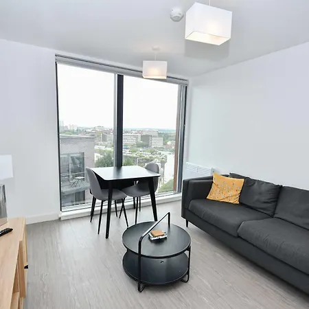 Modern 1 Bed With Views In