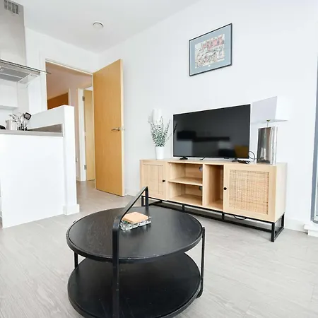 Modern 1 Bed With Views In Apartament