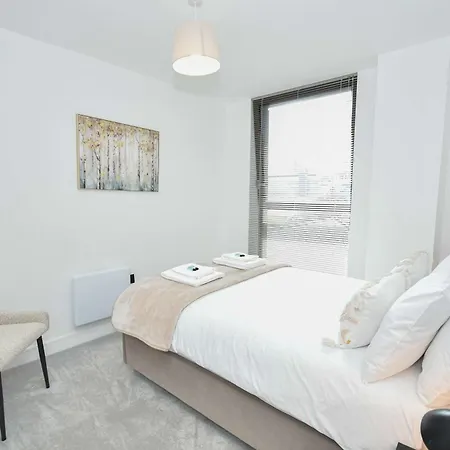 Modern 2 Bed Flat In W Balcony * Манчестер