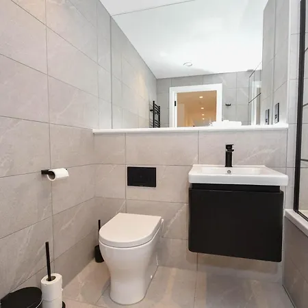 Modern 2 Bed Flat In W Balcony