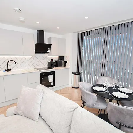 Modern 2 Bed Flat In W Balcony Manchester