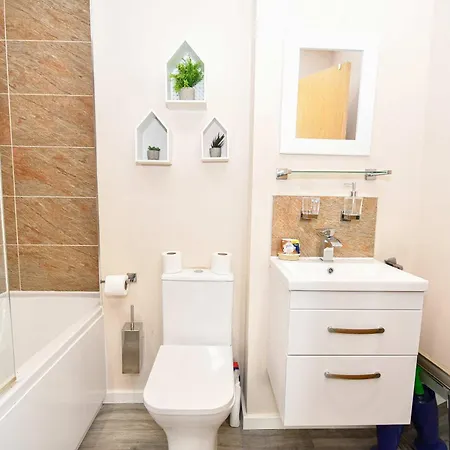 Lovely 2 Bedroom In Salford *