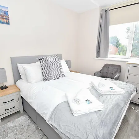 Lovely 2 Bedroom In Salford Apartament *