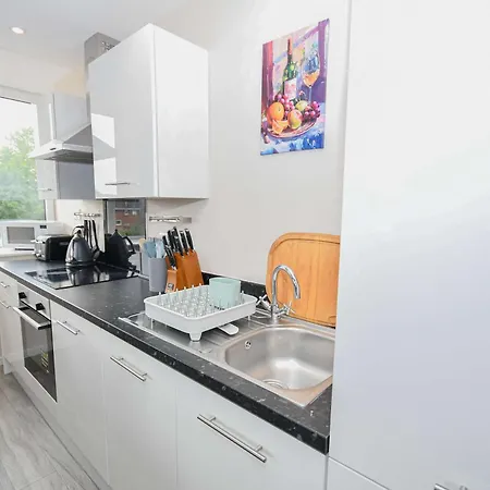 Lovely 2 Bedroom In Salford Apartament