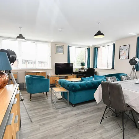 Lovely 2 Bedroom In Salford