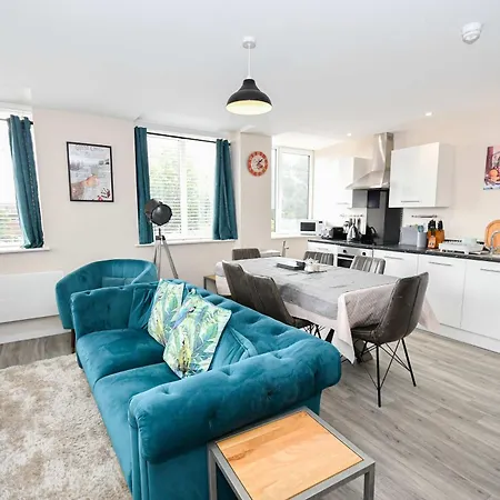 Lovely 2 Bedroom In Salford Apartament *
