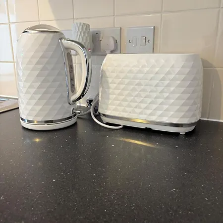 Trafford With Patio & Free Parking *