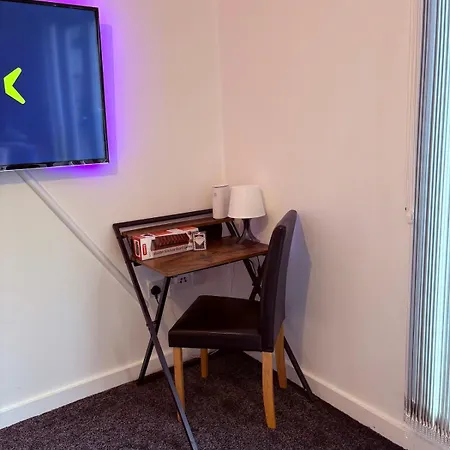 Apartment Trafford With Patio & Free Parking *